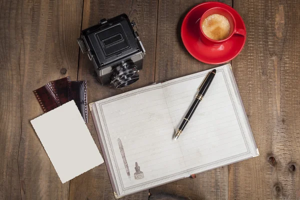 Staré fotografie a káva — Stock fotografie