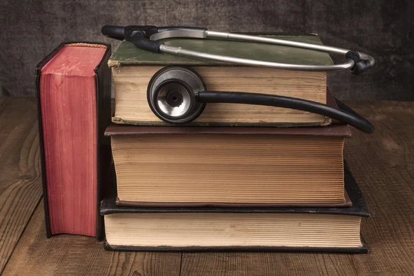 Kitaplar kazık ve stetoskop — Stok fotoğraf