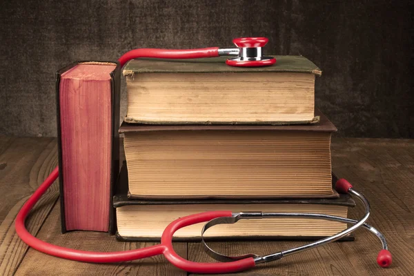Kitaplar üzerinde kırmızı stetoskop — Stok fotoğraf
