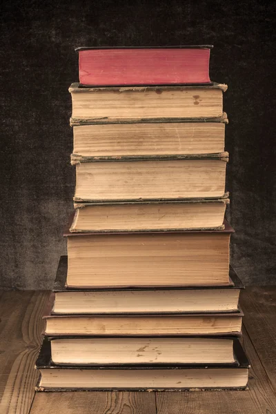 Livres anciens Pile sur bois — Photo