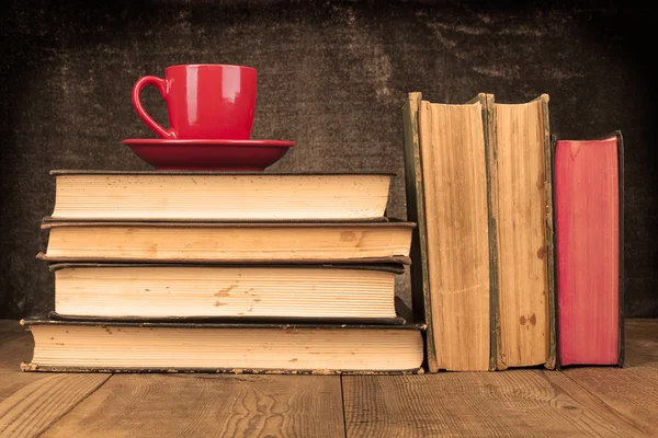 Koffie op boeken — Stockfoto