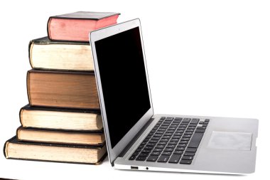Gümüş Laptop ve kitaplar