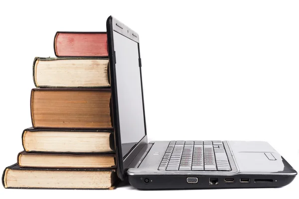 Alte Bücher und Laptop — Stockfoto