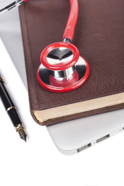 Rode stethoscoop op boek — Stockfoto