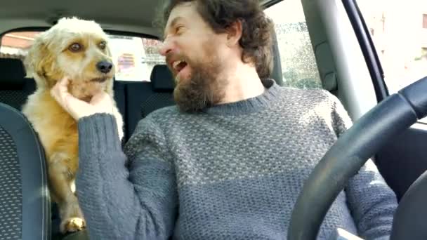 Hombre feliz enamorado de perro ladrando en coche — Vídeos de Stock