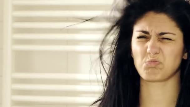 Bonito senhora se divertindo secando cabelos longos fazendo caras engraçadas — Vídeo de Stock