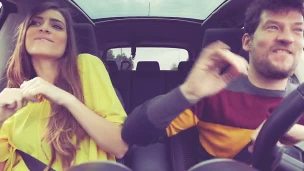 Hermosa mujer con el pelo largo y el hombre feliz bailando coche de conducción feliz — Vídeos de Stock