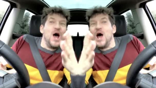 Crazy man driving with his twin singing and dancing slow motion in car sfx — Stock Video