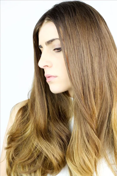 Ritratto di bella donna con lunghi capelli setosi perfetti — Foto Stock