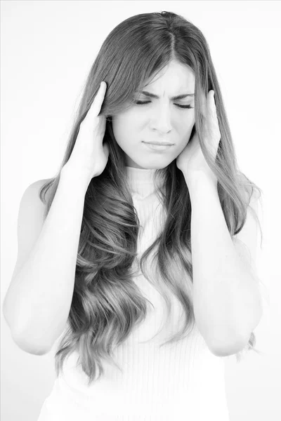 Retrato en blanco y negro de una mujer hermosa con dolor de cabeza muy fuerte —  Fotos de Stock