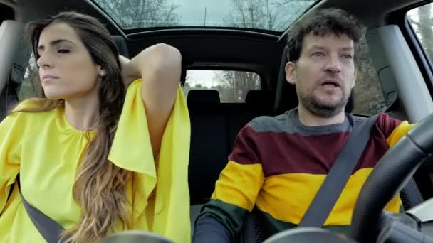Homme et femme se détendre en voiture au ralenti — Video