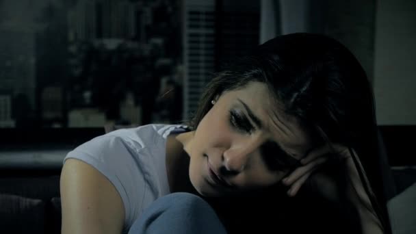 Smutná osamělá dívka s hedvábnou srstí brečí doma — Stock video