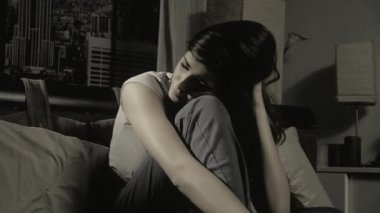 Ağır çekim kırık yatak his kalp üzerinde oturan üzgün yalnız kız
