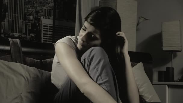 Triste chica solitaria sentada en la cama sintiendo el corazón roto cámara lenta — Vídeos de Stock