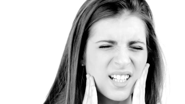 Jovem mulher bonita com dentes fortes problema sofrendo closeup isolado — Vídeo de Stock