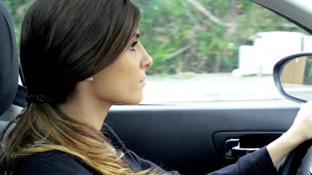 Güzel kadın sürücü araba iş toplantısı için gidiş başladı — Stok video