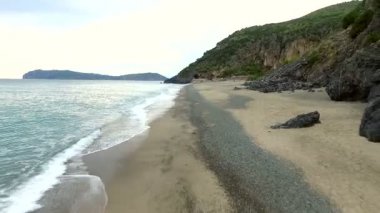 Dalgalar ile gün batımında taşlarla Beach hava atış