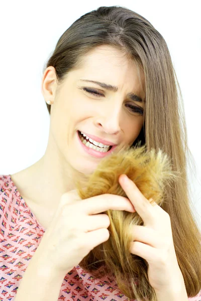 Mulher bonita chorando olhando dividir termina cabelo isolado — Fotografia de Stock