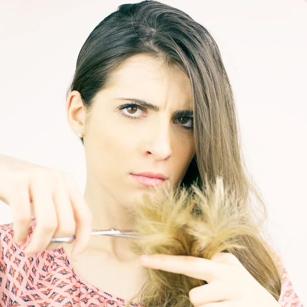 Schöne Frau beschließt, Spliss Enden Haare schneiden suchen Kamera isoliert — Stockfoto