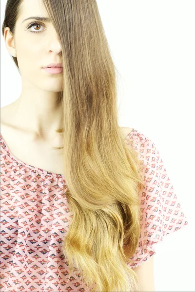 分離された驚くほどの長い美しい髪肖像画の女性 — ストック写真