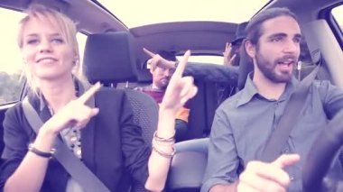 Şarkı ve dans araba pembe retro tarzı sürüş sırasında mutlu arkadaşlar