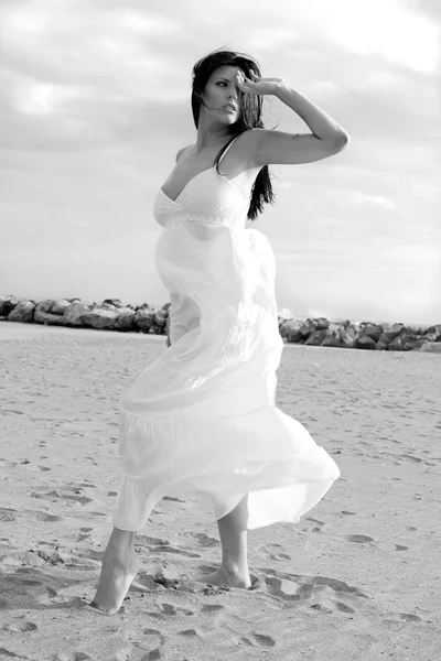 Bella ballerina in posa sulla spiaggia con abito bianco ritratto in bianco e nero — Foto Stock