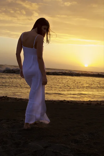 Mooie vrouw voor zonsondergang en Oceaan gevoel vrijheid en lucht — Stockfoto