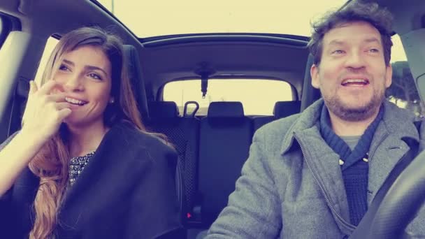 कार में जोड़े हंसते हुए मज़ा रेट्रो विंटेज रंग ग्रेड लुक 4K — स्टॉक वीडियो