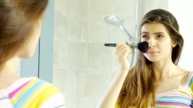 Sevimli genç kadın gözümün önünde ayna banyo makyaj koymak için başlangıç