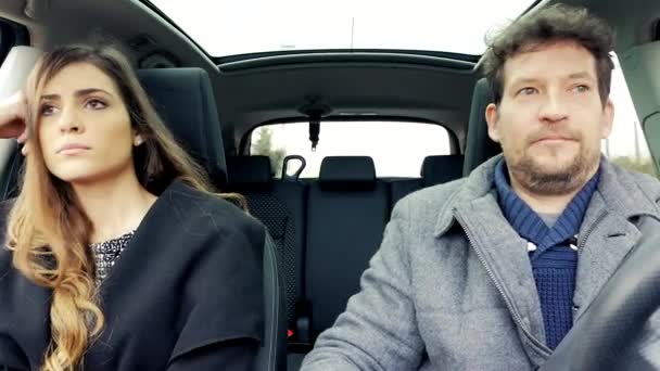 Couple pas en mesure de se battre commencer à rire dans la voiture drôle 4K — Video