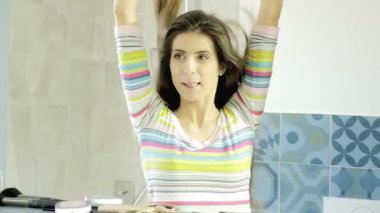 Uzun saçlı sabah banyo yavaş oynayan kadın