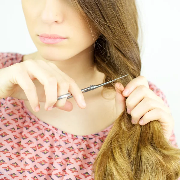 Gros plan de la femme coupant les cheveux longs auto coupe de cheveux — Photo