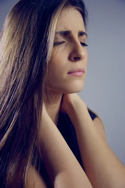 Bella donna si sente triste occhi di chiusura — Foto Stock