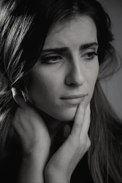 Sorgliga kvinna nästan gråta stående svart och vitt — Stockfoto