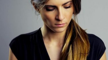 Genç kadın dikey ciddi görünümlü kamera gülümseyen mutluluk