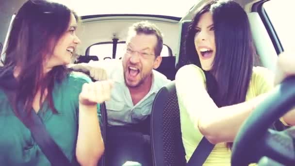 Две женщины и один мужчина кричат и кричат в машине — стоковое видео