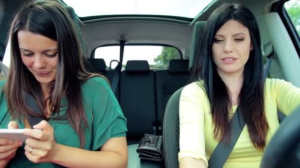Mulheres mensagem de texto com telefone celular dizendo olá para as pessoas durante a condução ca — Vídeo de Stock