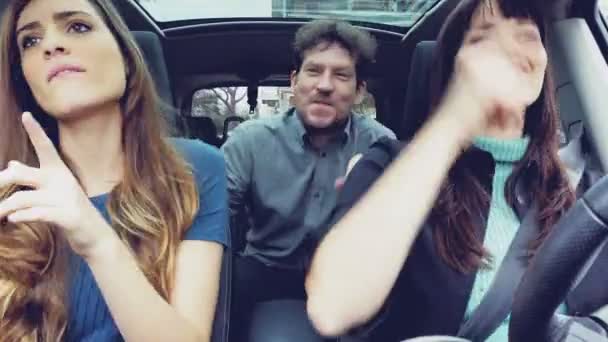 Heureux belles personnes cool dansant en voiture au volant 4K — Video