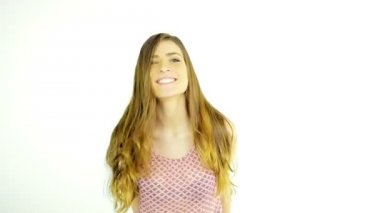 Mutlu güzel genç kadın uzun saçlı yavaş izole hareket hareketli dans