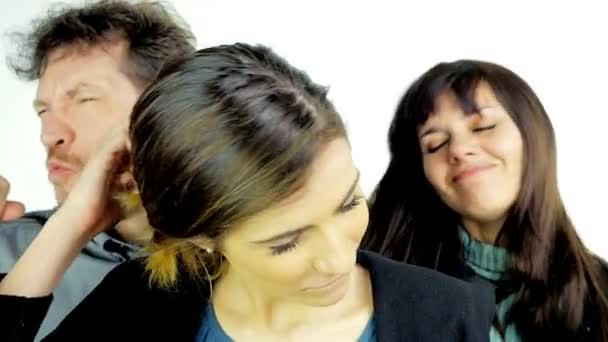 Drie coole mensen dansen gelukkig uitziende camera Slowmotion, geïsoleerd — Stockvideo