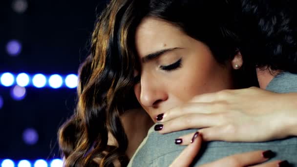 Λυπημένη γυναίκα αγκαλιάζει φίλο κλάμα τη νύχτα 4k — Αρχείο Βίντεο