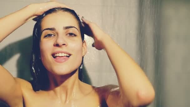 Mujer linda lavando el cabello con champú haciendo caras divertidas bajo ducha retro st — Vídeos de Stock