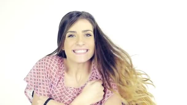 Ευτυχισμένη γυναίκα ρίχνει μακριά μαλλιά σε το closeup αργή κίνηση του αέρα — Αρχείο Βίντεο
