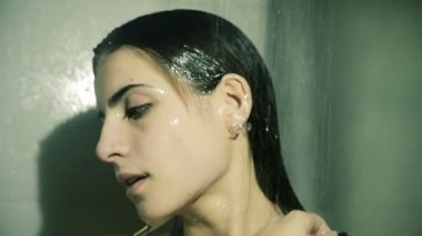 Kadın duygu üzgün düşünme duş yavaş hareket altında