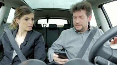 İş erkek ve kadın hakkında konuşurken arabada ağır çekim başa çıkmak