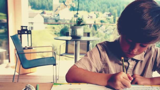 Ребенок делает домашнее задание дома в горах крупным планом в стиле ретро — стоковое видео