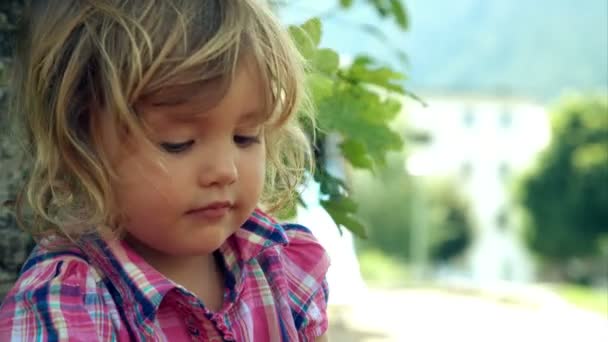 Carino ragazza bionda che gioca nel parco primo piano — Video Stock