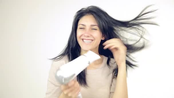 Femme heureuse jouant avec les cheveux longs séchage isolé — Video