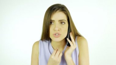 Telefondaki ciddi güzel iş kadın 4 k dolly atış izole