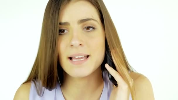 Serious bela mulher de negócios no telefone isolado 4K close-up — Vídeo de Stock